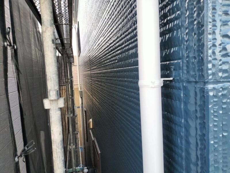 大阪府大阪市　H様邸　屋根塗装・外壁塗装工事　付帯部　縦樋と屋外フード、配管の塗装