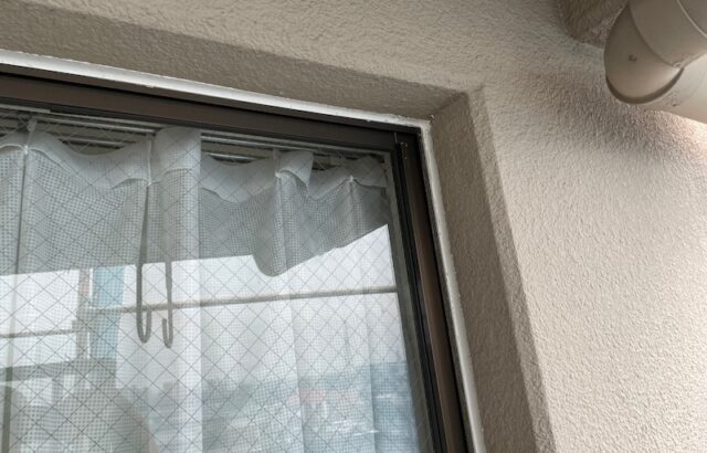 大阪府茨木市　マンション外壁塗装工事　窓まわりと通気ガラリ取り合い部のシーリング工事