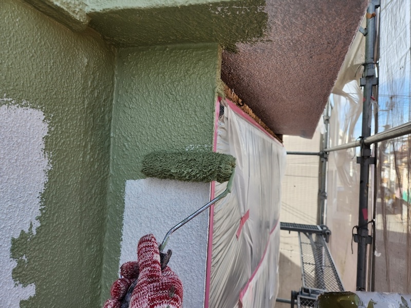 大阪府吹田市　T様邸　外壁塗装工事　外壁の中塗り〜上塗りの工程を行いました！