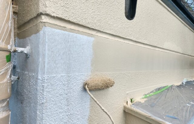 大阪府茨木市　マンション外壁塗装工事　外壁の中塗り〜上塗り｜塗料選びのポイント