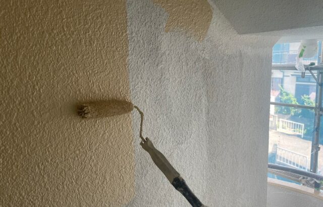 大阪府茨木市　マンション外壁塗装工事　外壁の中塗り〜上塗り