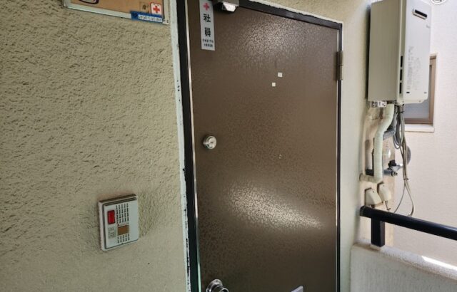 大阪府茨木市　マンション外壁塗装工事　玄関のシーリング増し打ちと塗装