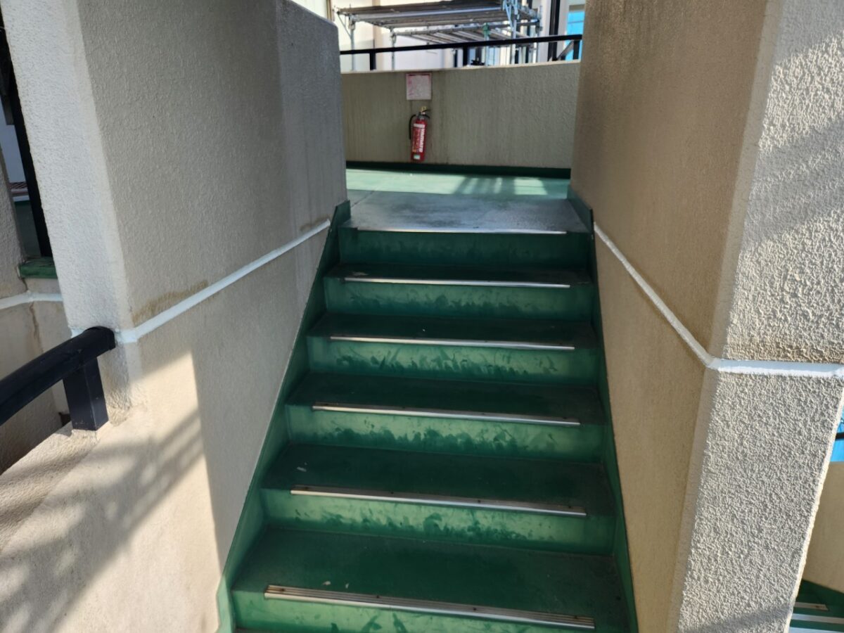 大阪府茨木市　マンション外壁塗装工事　階段の塗装を行いました！