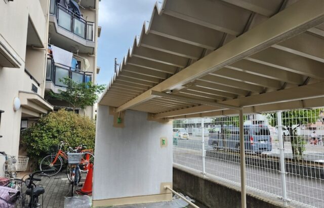 大阪府茨木市　マンション 屋根塗装工事　駐輪場の塗装工事　上塗りと雨樋の塗装
