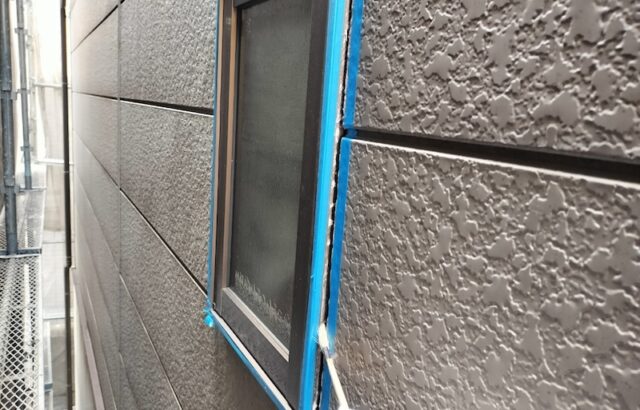 大阪府摂津市　N様邸　屋根・外壁塗装工事　窓まわりのコーキング増し打ち工事