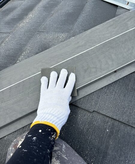 屋根重ね葺き工事 既存棟板金をケレンしました｜大阪府寝屋川市