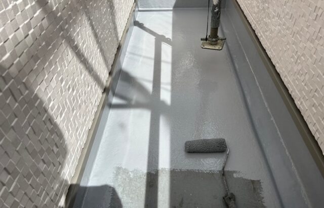 大阪府寝屋川市｜ベランダFRP防水工事 トップコートの塗り替えが完了しました！