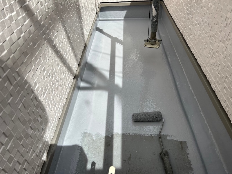 大阪府寝屋川市｜ベランダFRP防水工事 トップコートの塗り替えが完了しました！