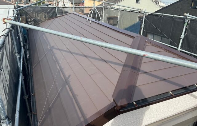 大阪府寝屋川市｜屋根重ね葺きとは？屋根を新しくするタイミングについて