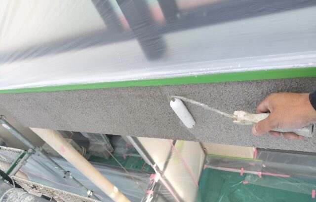 大阪府摂津市｜外壁塗装の下塗り工程 カチオンシーラーで下地調整を徹底しました