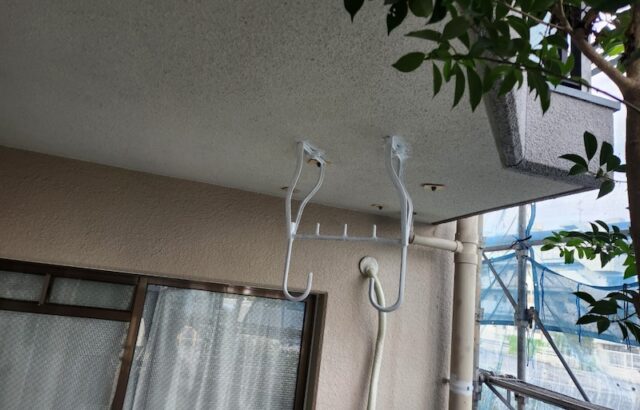 大阪府摂津市｜ベランダにある物干し金物を塗装しました！