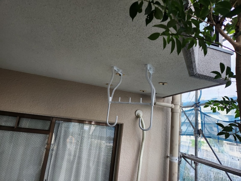 大阪府摂津市｜ベランダにある物干し金物を塗装しました！
