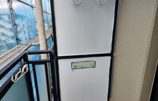 ベランダの境にあるパーテーションを水性塗料で塗装｜大阪府摂津市