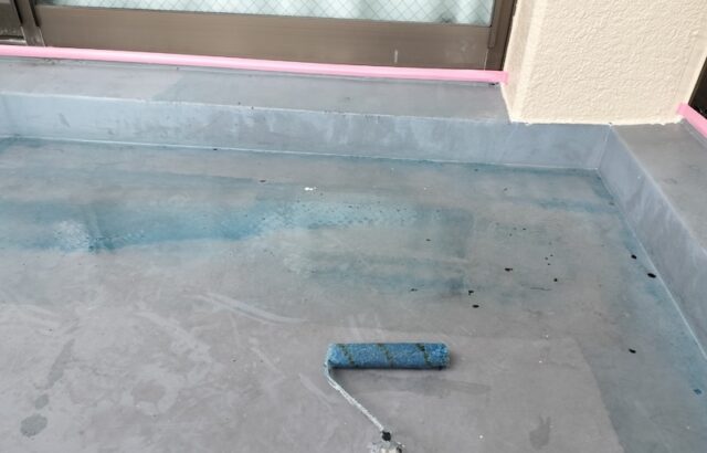 ベランダ防水工事 下地処理と下塗りをレポートします！｜大阪府摂津市