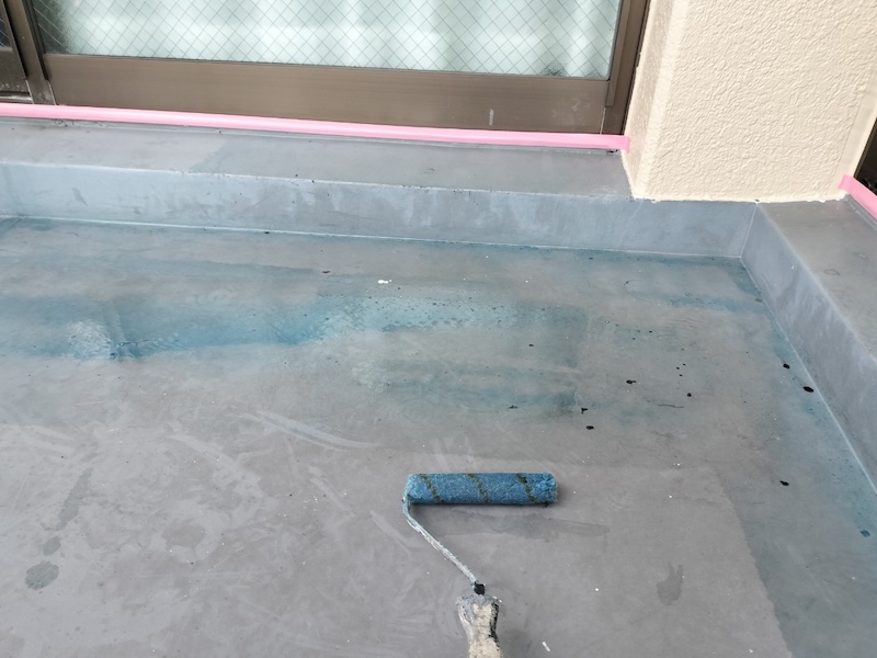 ベランダ防水工事 下地処理と下塗りをレポートします！｜大阪府摂津市