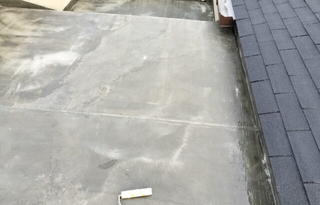 屋上防水工事 プライマー下塗りと立ち上がりウレタン防水塗装をレポート｜大阪府摂津市