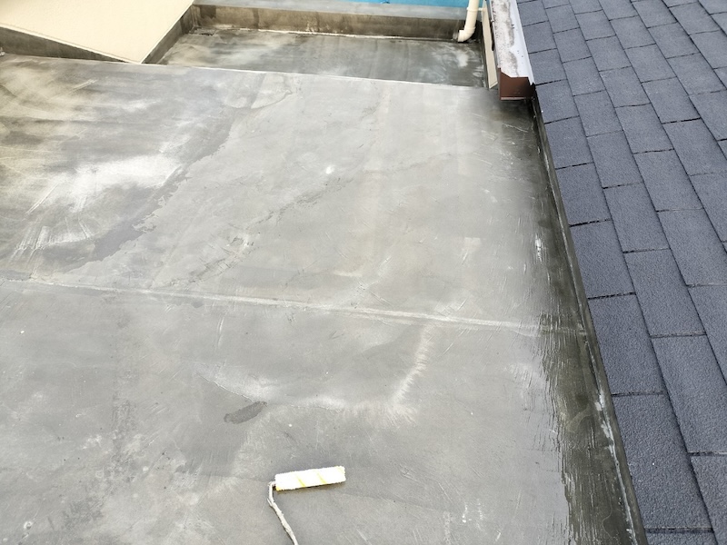 屋上防水工事 プライマー下塗りと立ち上がりウレタン防水塗装をレポート｜大阪府摂津市
