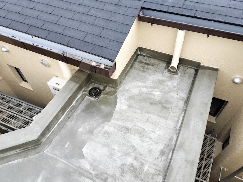 大阪府摂津市｜屋上防水工事 施工前〜下地処理 ケレンとシーリング処理を行いました