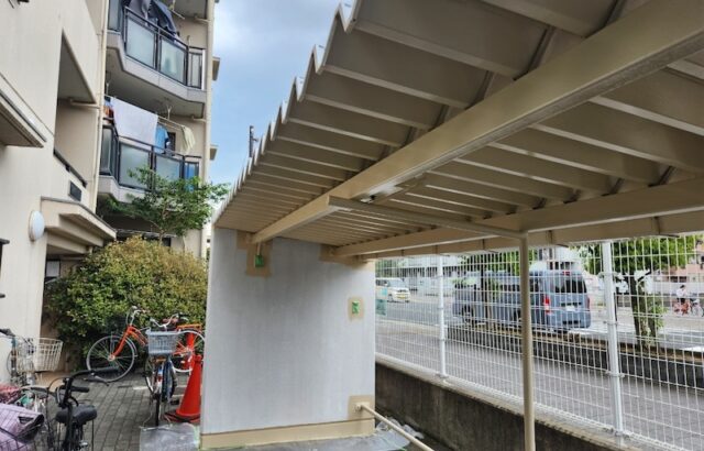 駐輪場 折半屋根の塗装をレポート｜大阪府摂津市