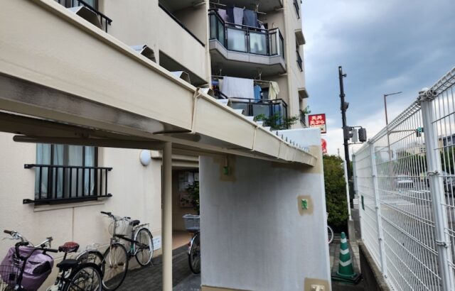 大阪府摂津市｜駐輪場 鉄部と雨樋を塗装しました