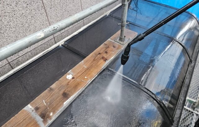 大阪府吹田市｜雨樋やベランダ屋根などふだんお手入れできないところも清掃しました！