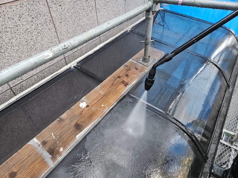 大阪府吹田市｜雨樋やベランダ屋根などふだんお手入れできないところも清掃しました！