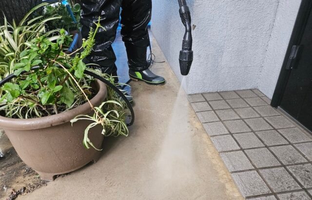 ベランダと玄関前のタイルや土間を洗浄しました！｜大阪府吹田市