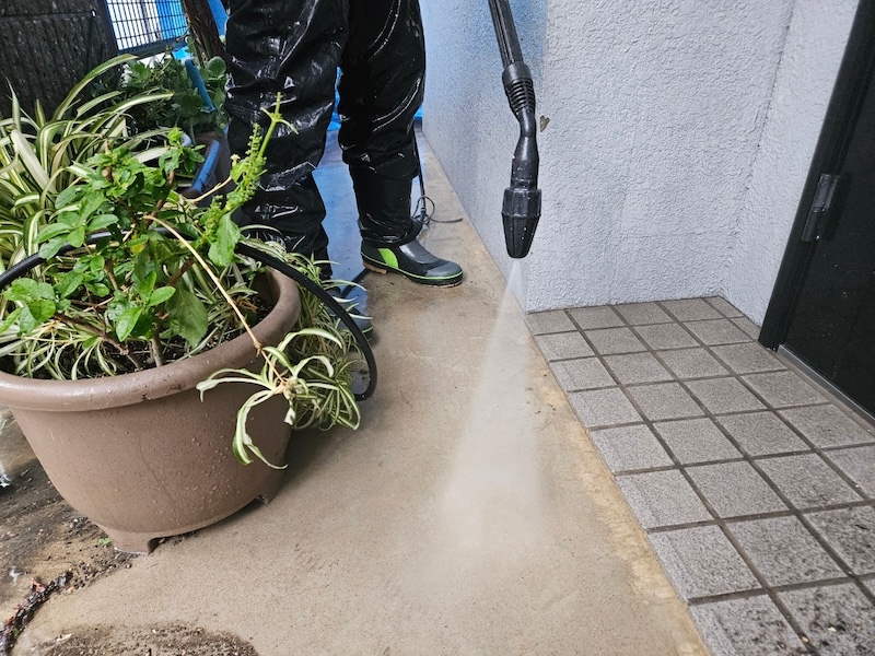 ベランダと玄関前のタイルや土間を洗浄しました！｜大阪府吹田市