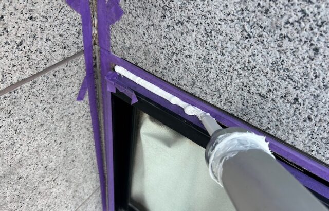 大阪府吹田市｜劣化した窓まわりのシーリングを増し打ちで施工