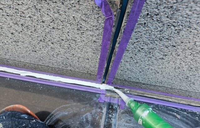 ベランダ屋根の取り合い部にシーリングを打ちました｜大阪府吹田市