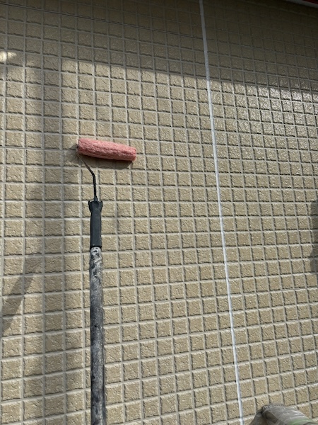 外壁をシーラーで下塗り。外壁に下塗りが必要な理由｜大阪府寝屋川市
