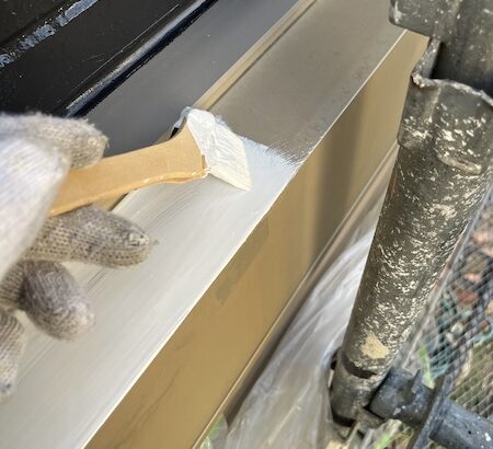 シャッターボックス 下地処理後は錆止め塗料で下塗り｜大阪府寝屋川市
