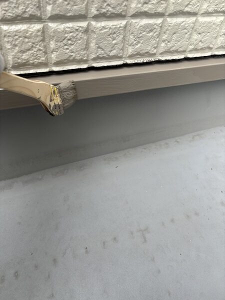 小さな部材も塗り残しにご注意！水切りを塗装しました！｜大阪府寝屋川市