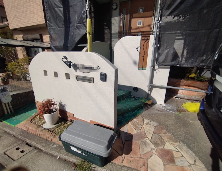 大阪府寝屋川市｜玄関前の門塀を塗装しました！