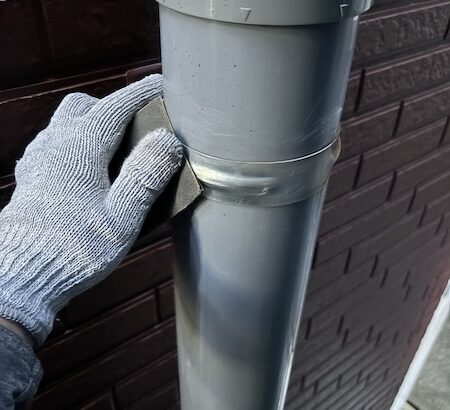 大阪府大阪市｜配管を固定する金具を塗装。錆止めで下塗りしました！