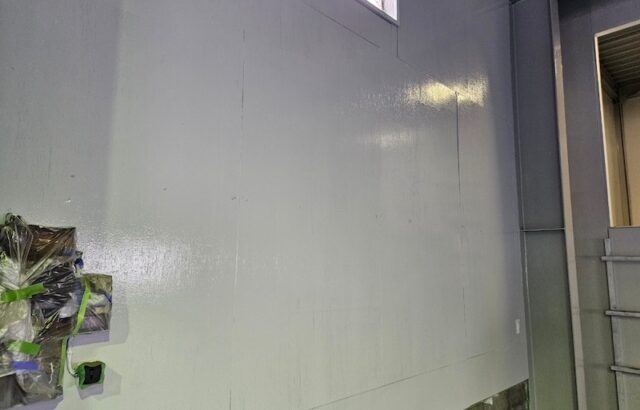 大阪府寝屋川市｜車庫の壁合板を塗装しました！