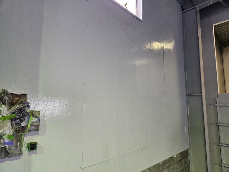 大阪府寝屋川市｜車庫の壁合板を塗装しました！