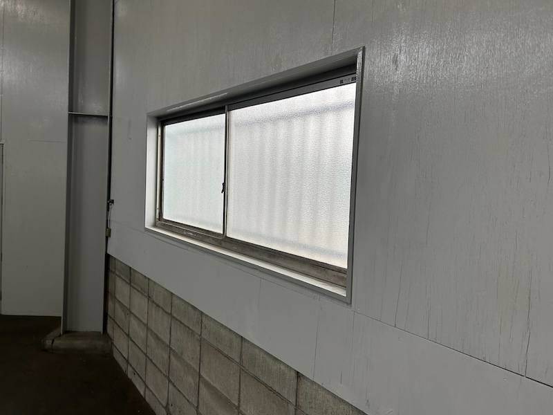 車庫の窓枠を塗装しました！｜大阪府寝屋川市