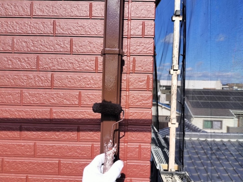 大阪府大阪市｜縦樋とエアコンカバーを塗装。同じ塩化ビニール製の部材です！