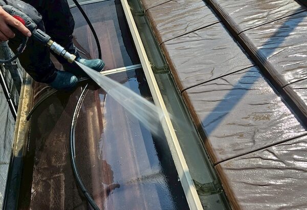 雨樋のゴミ溜まりにご注意！足場があるこの機会に清掃しました！｜大阪府摂津市