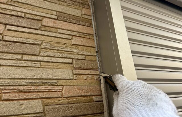 大阪府摂津市｜シャッターまわりのコーキングを増し打ちしました！