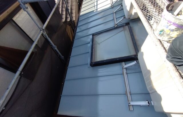金属屋根も一緒に塗装させていただきました！下塗りまでをレポート！｜大阪府大阪市