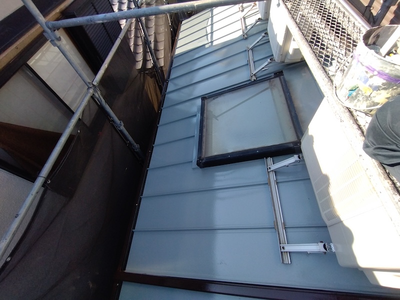 金属屋根も一緒に塗装させていただきました！下塗りまでをレポート！｜大阪府大阪市
