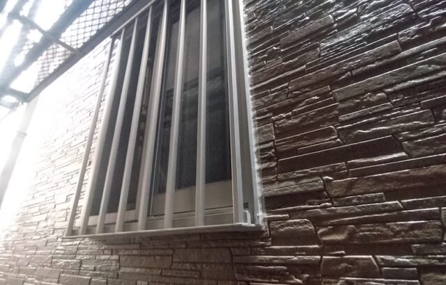 窓まわりのコーキングの劣化は雨漏りのリスクを高めます！｜大阪府摂津市