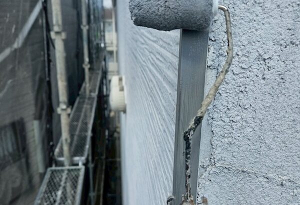 大阪府摂津市｜外壁出隅コーナー・ベランダ下部 下地処理 ケレン〜上塗りを行いました