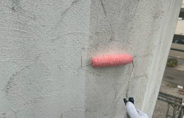 大阪府摂津市｜透湿性が高いシーラーでジョリパットを下塗り