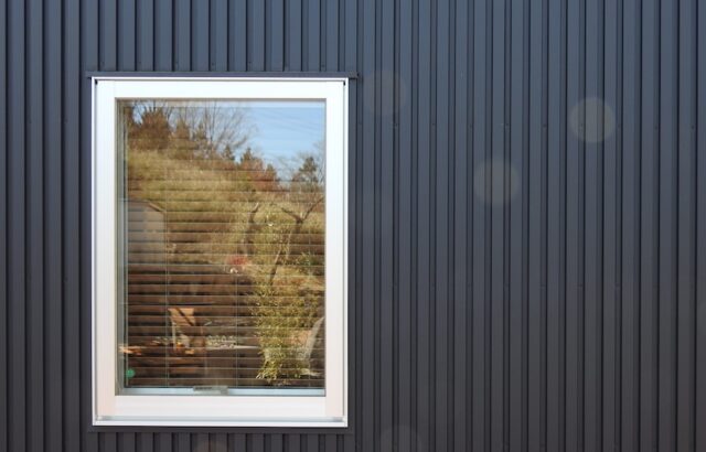 ガルバリウム鋼板を塗装する必要性と施工品質を決定づける技術的要因