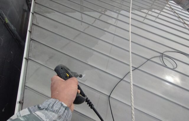 大阪府摂津市｜金属屋根を洗浄し、雨樋の中も清掃しました！