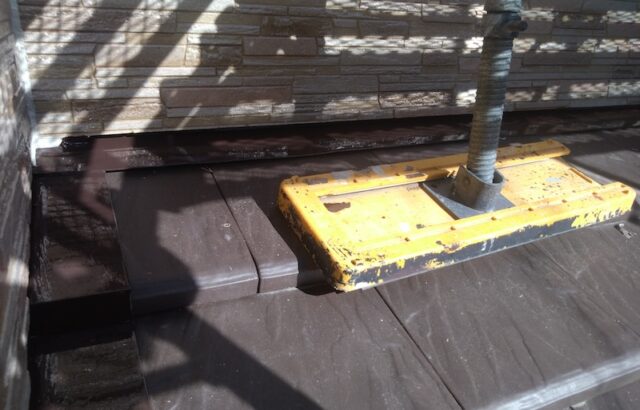 屋根の雨押さえを塗装しました！｜大阪府摂津市