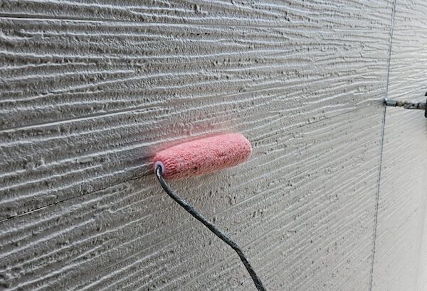 大阪府摂津市｜窯業系サイディングの下塗り工程。外壁では必須な下塗りの重要性